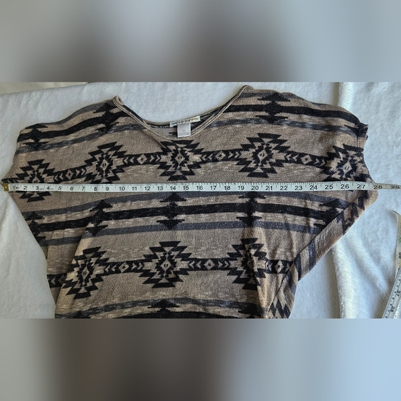❤️3/$12 Tribal Print Dolman/Batwing Shirt Black/Brown Size XS - Picture 5 of 6